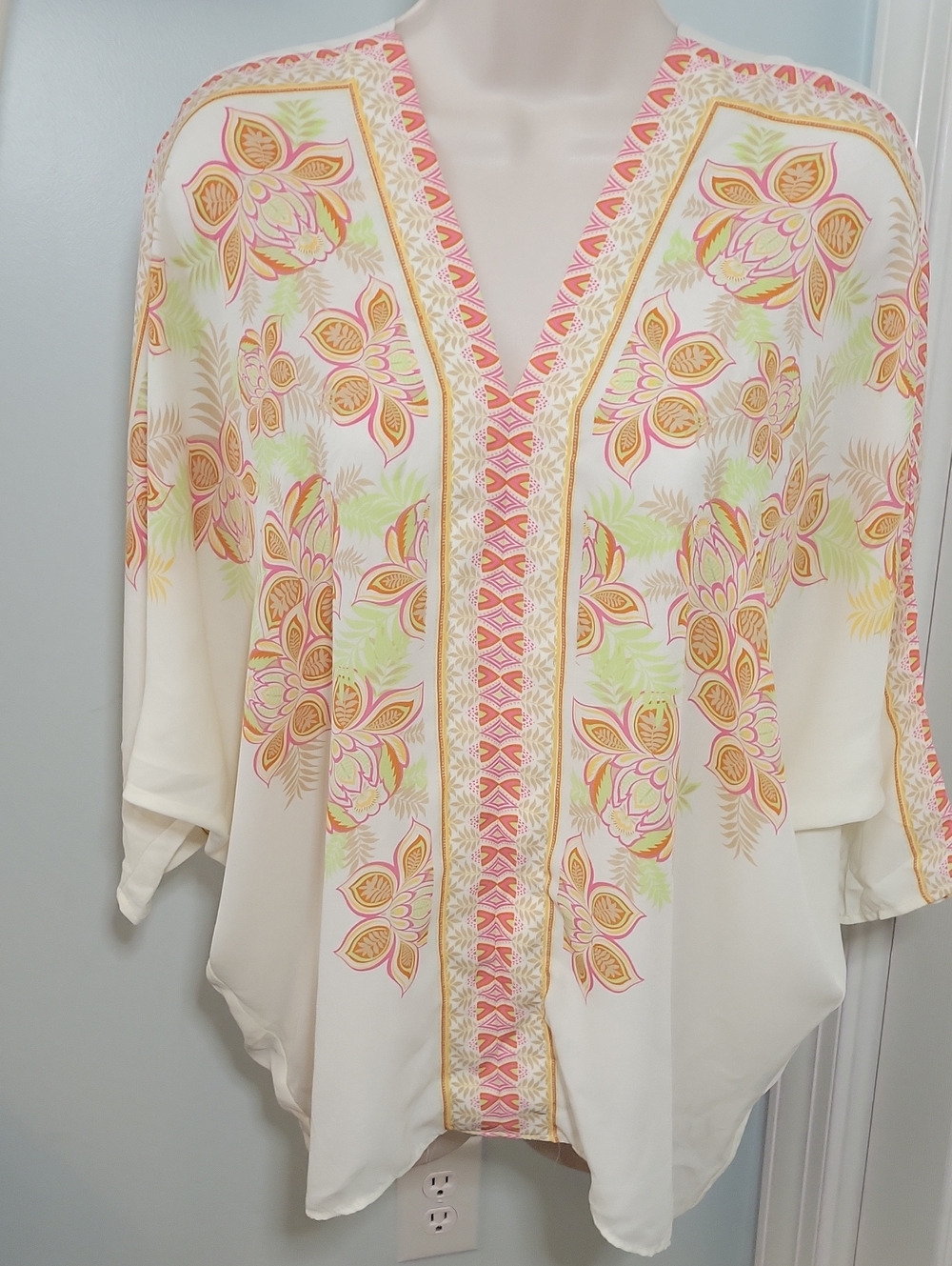 Rose & Olive Cream Floral V-Neck Blouse with Pink and Orange Accents Size Medium
